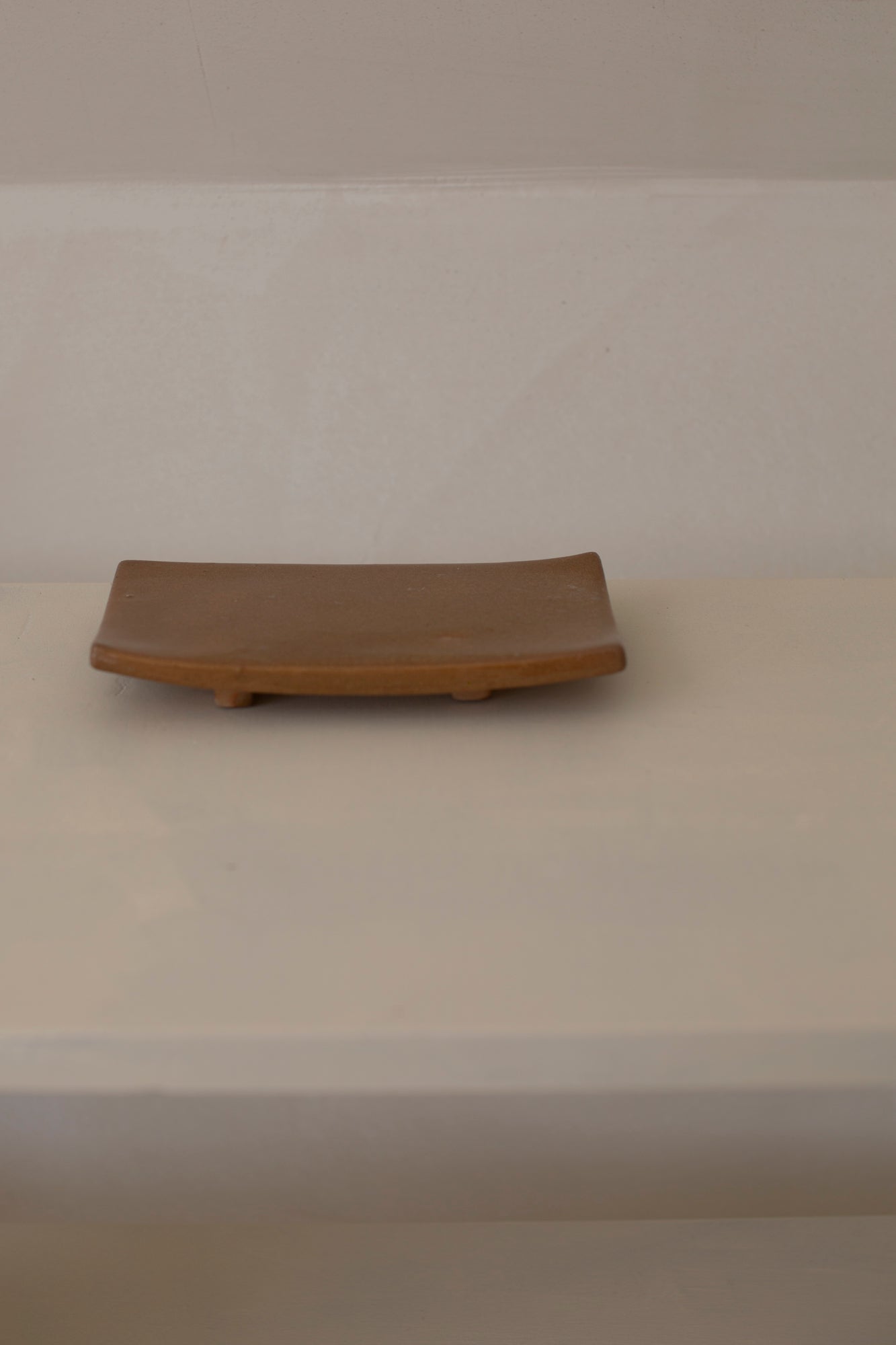 Ceramic serving plate