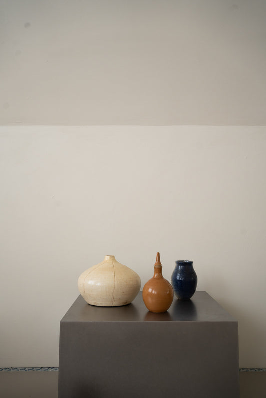 Studio pottery bottle vessel by Janny van Losser