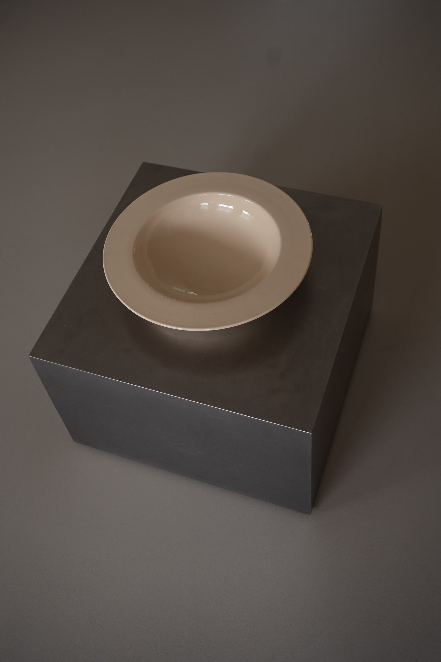 Minimalist Studio Ceramic Wide-Rimmed Fruit Bowl