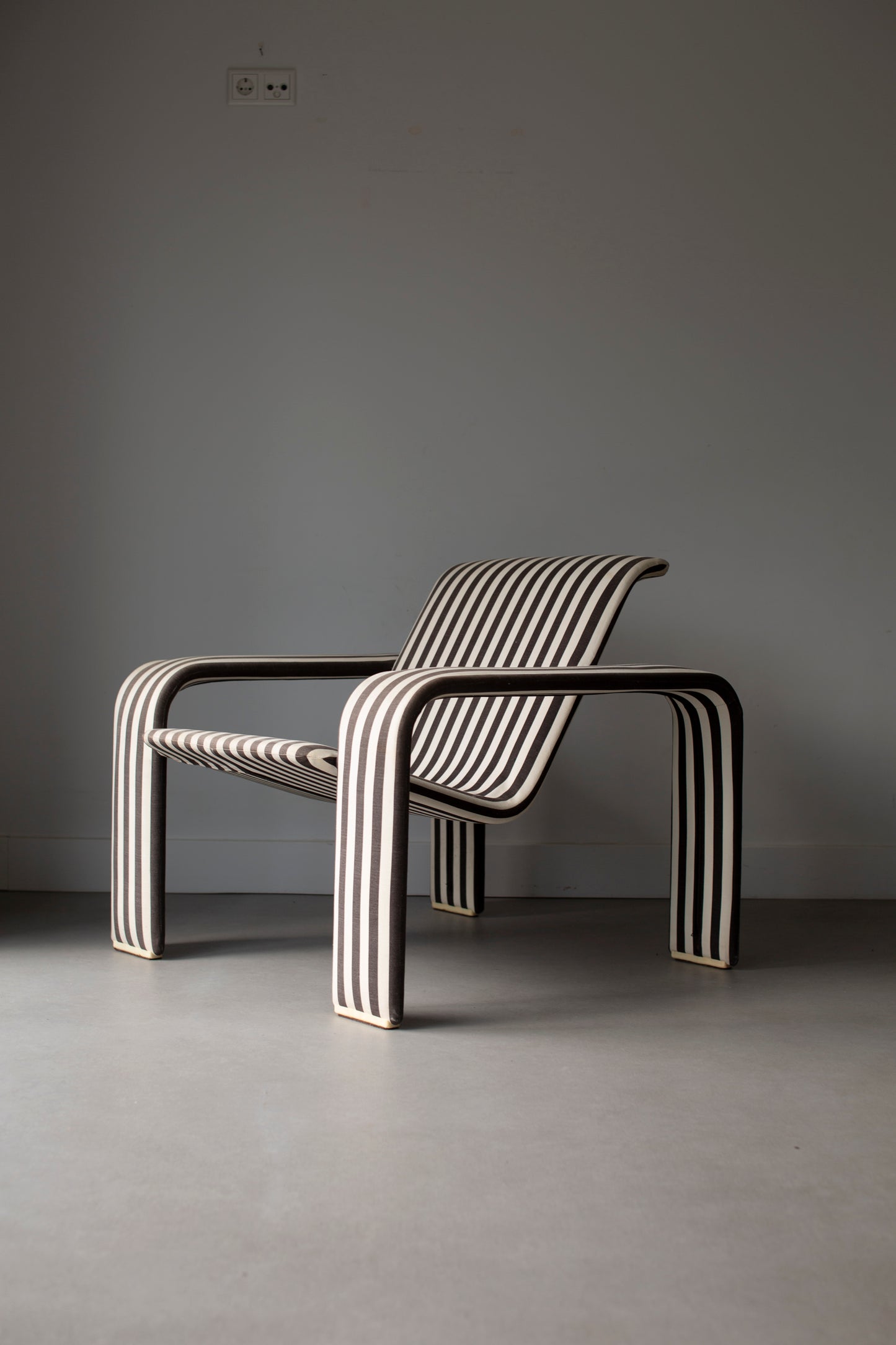 Armchair 004 by Antti Nurmesniemi for Vuokko 80's (rent only)