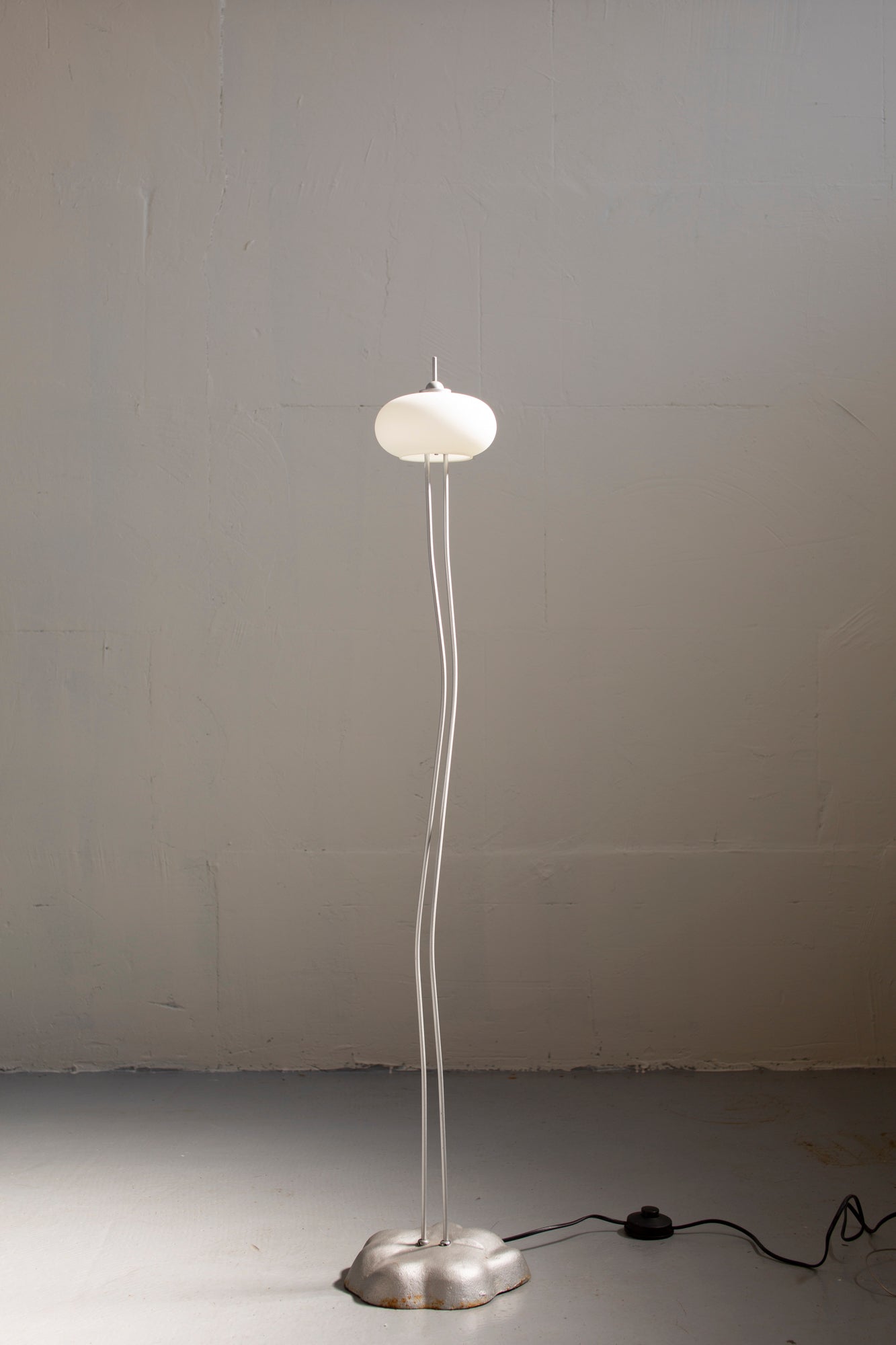 Minimalist floor lamp