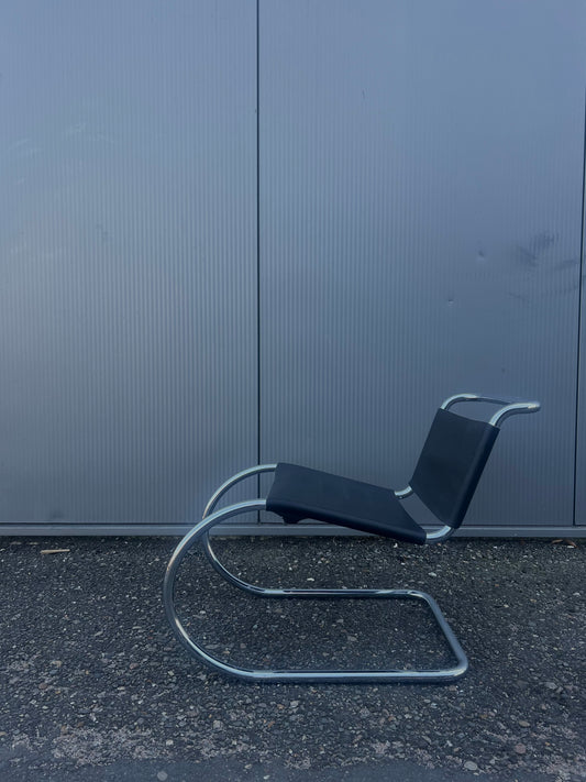 Tubular steel frame lounge chair