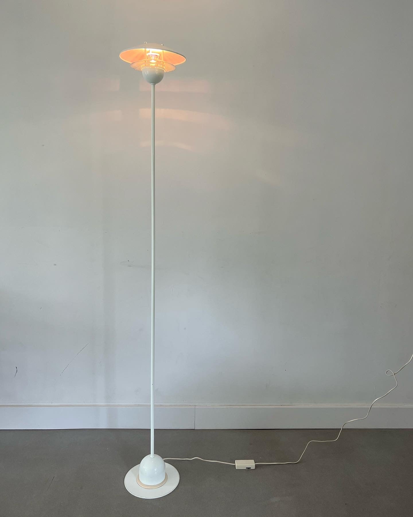 Solid white glossy floorlamp