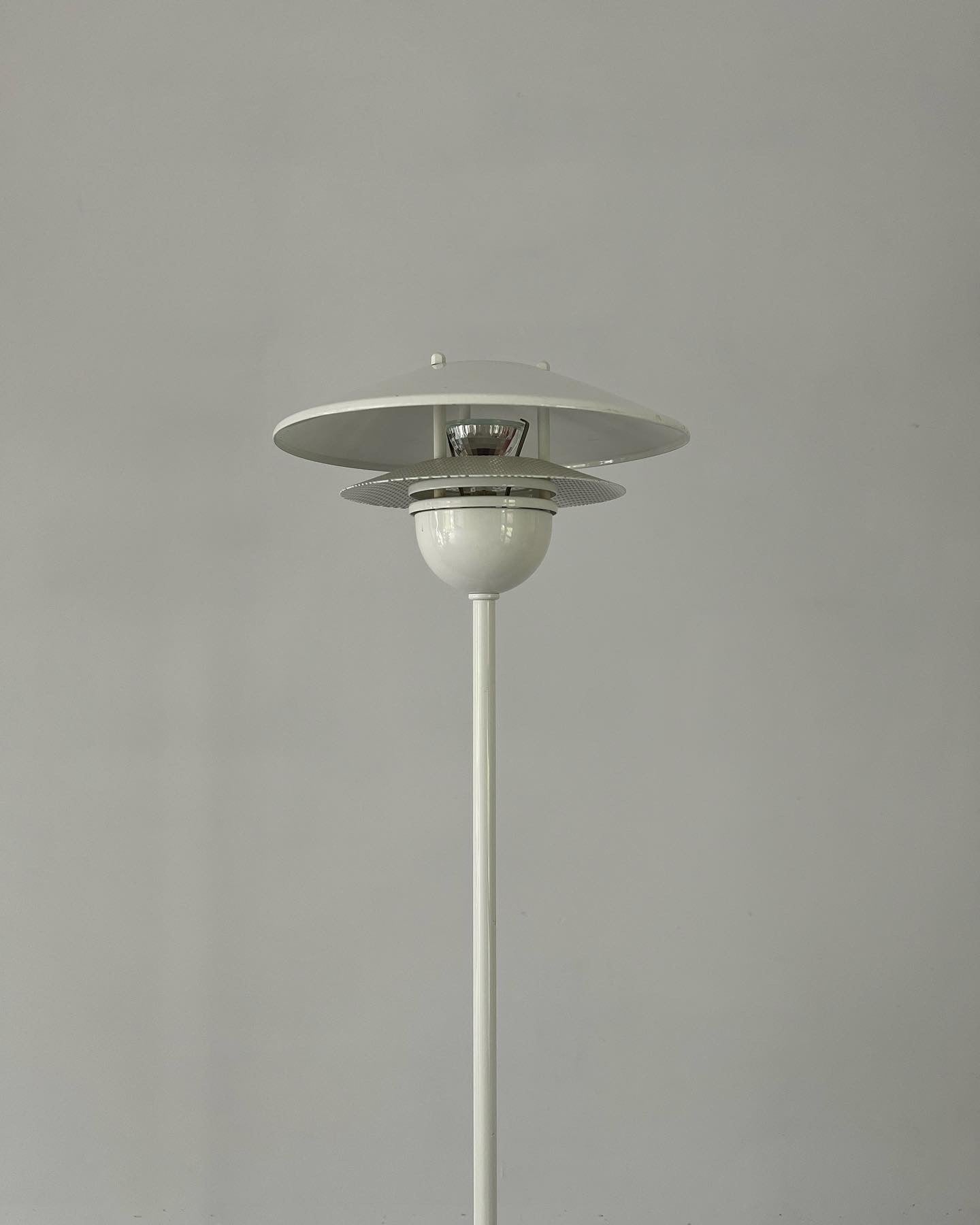 Solid white glossy floorlamp