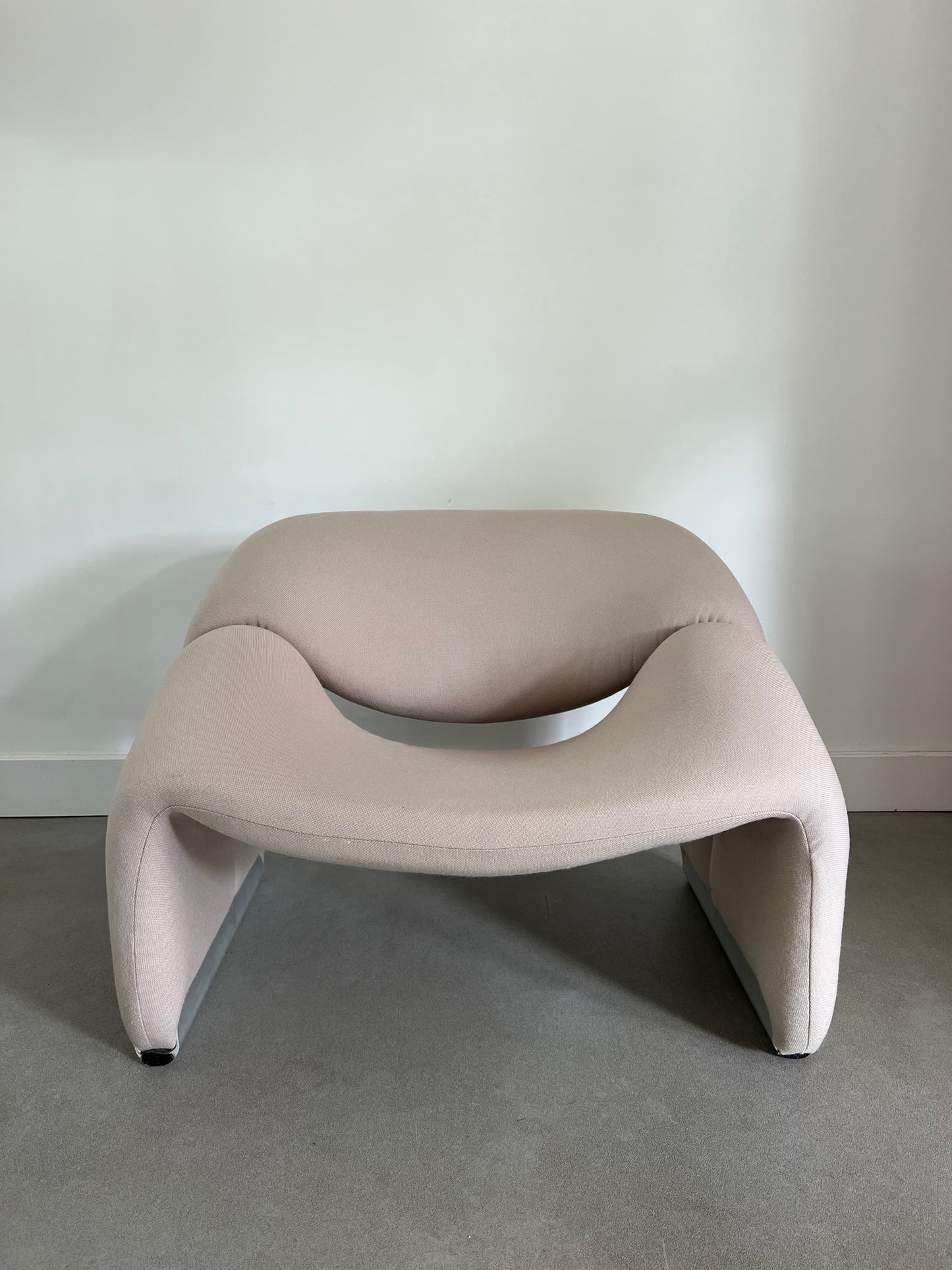 Groovy m-chair by Pierre Paulin (rent only)