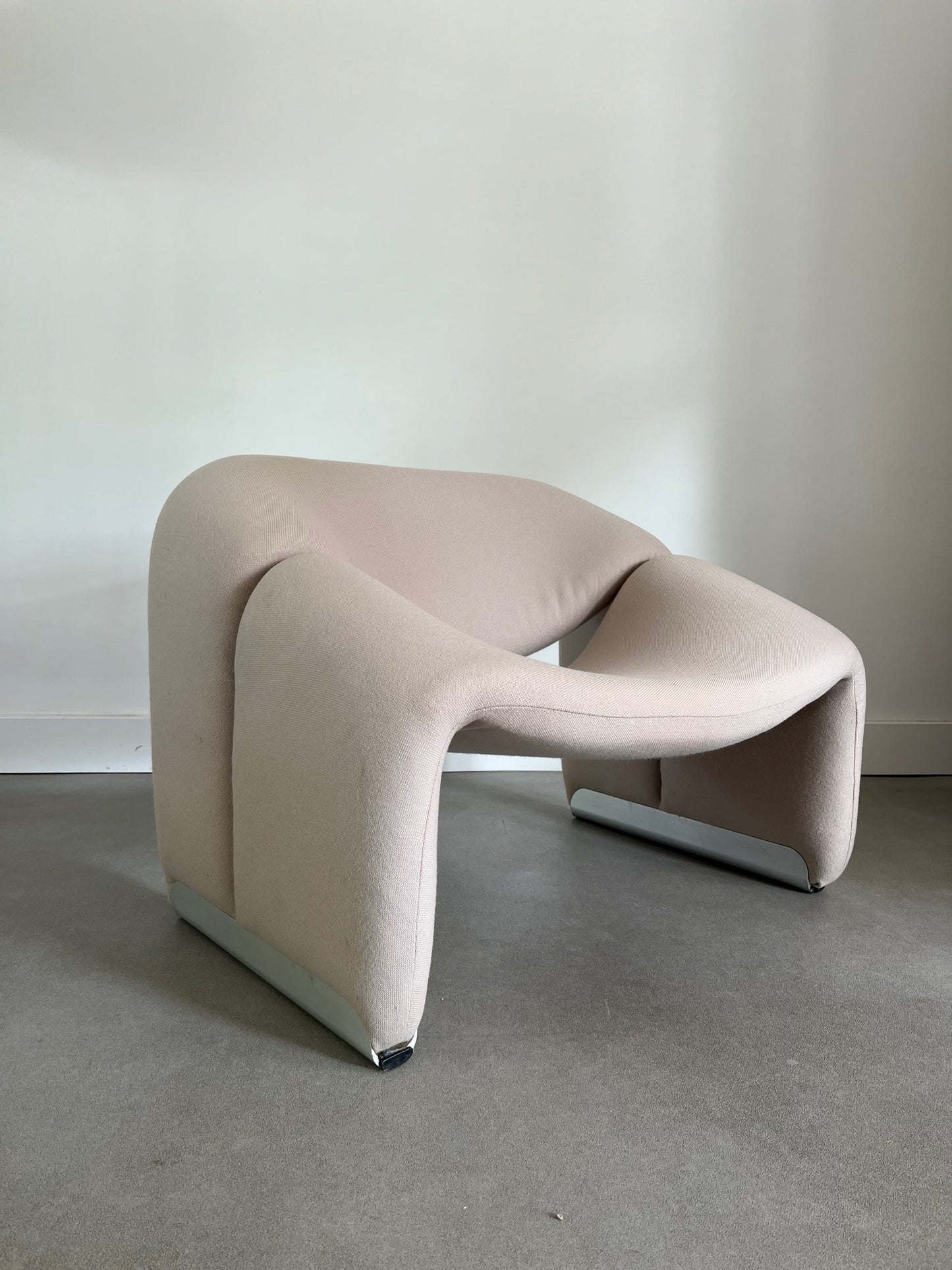 Groovy m-chair by Pierre Paulin (rent only)