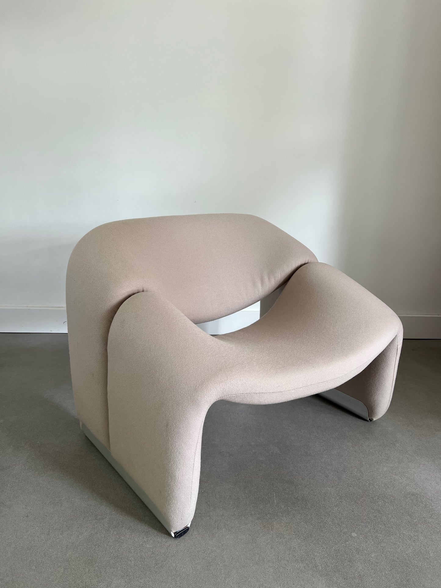 Groovy m-chair by Pierre Paulin (rent only)