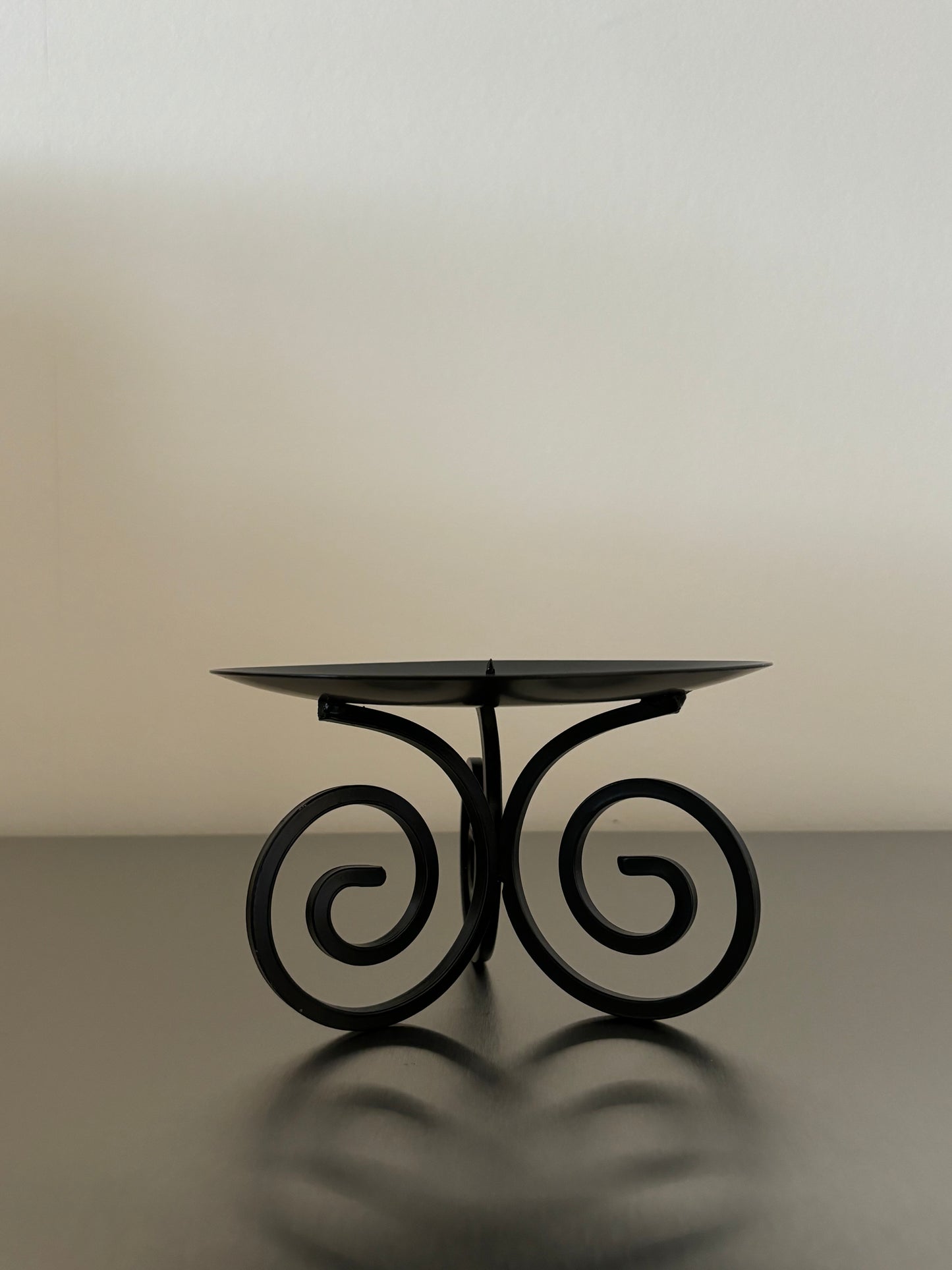 Swirl steel candle holder plateau