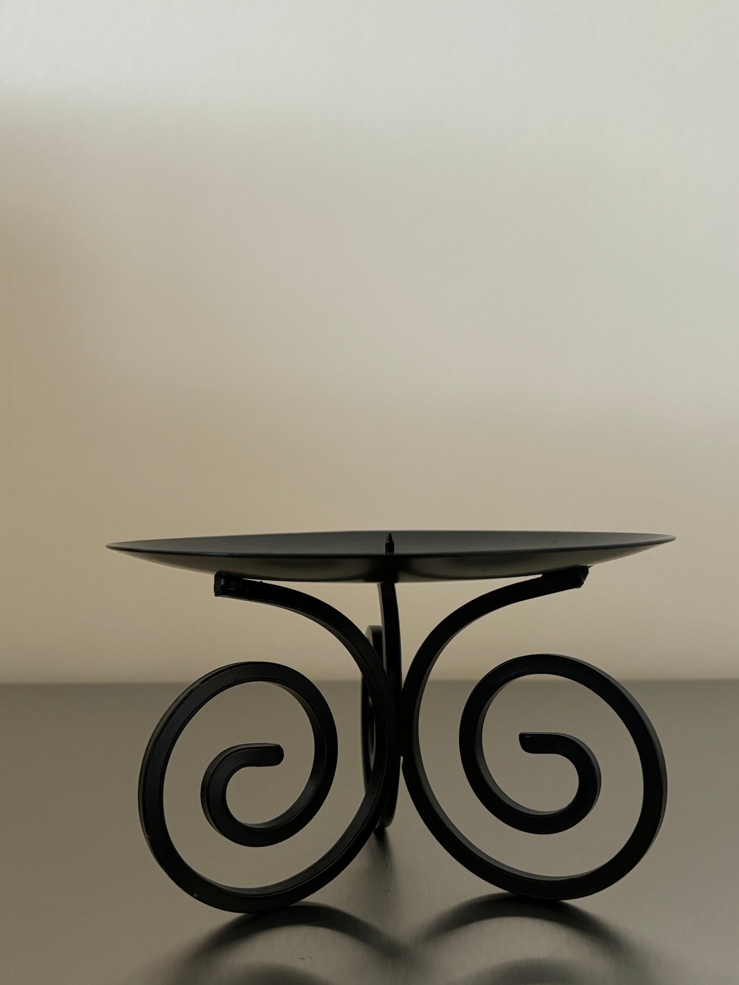 Swirl steel candle holder plateau