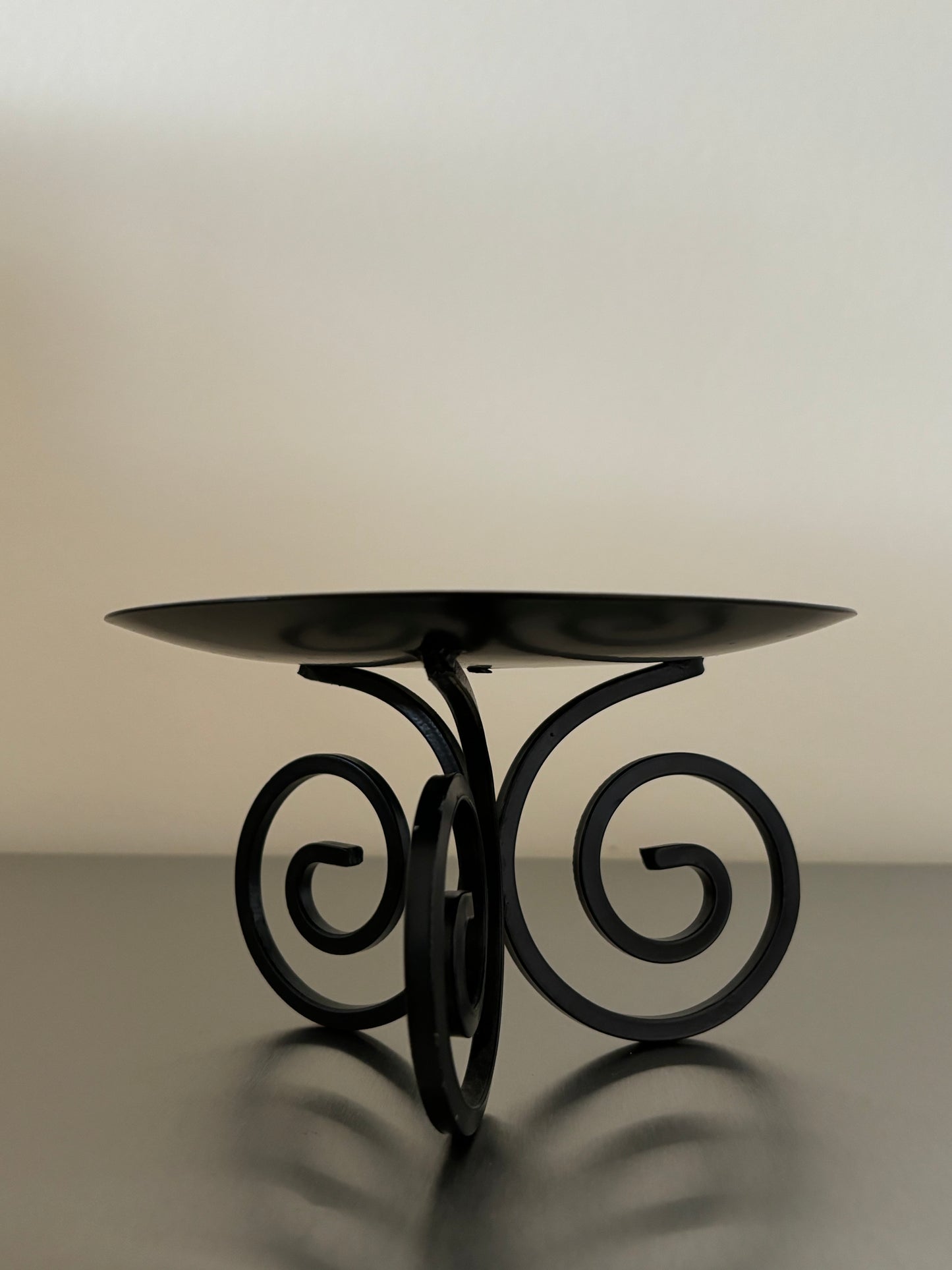 Swirl steel candle holder plateau