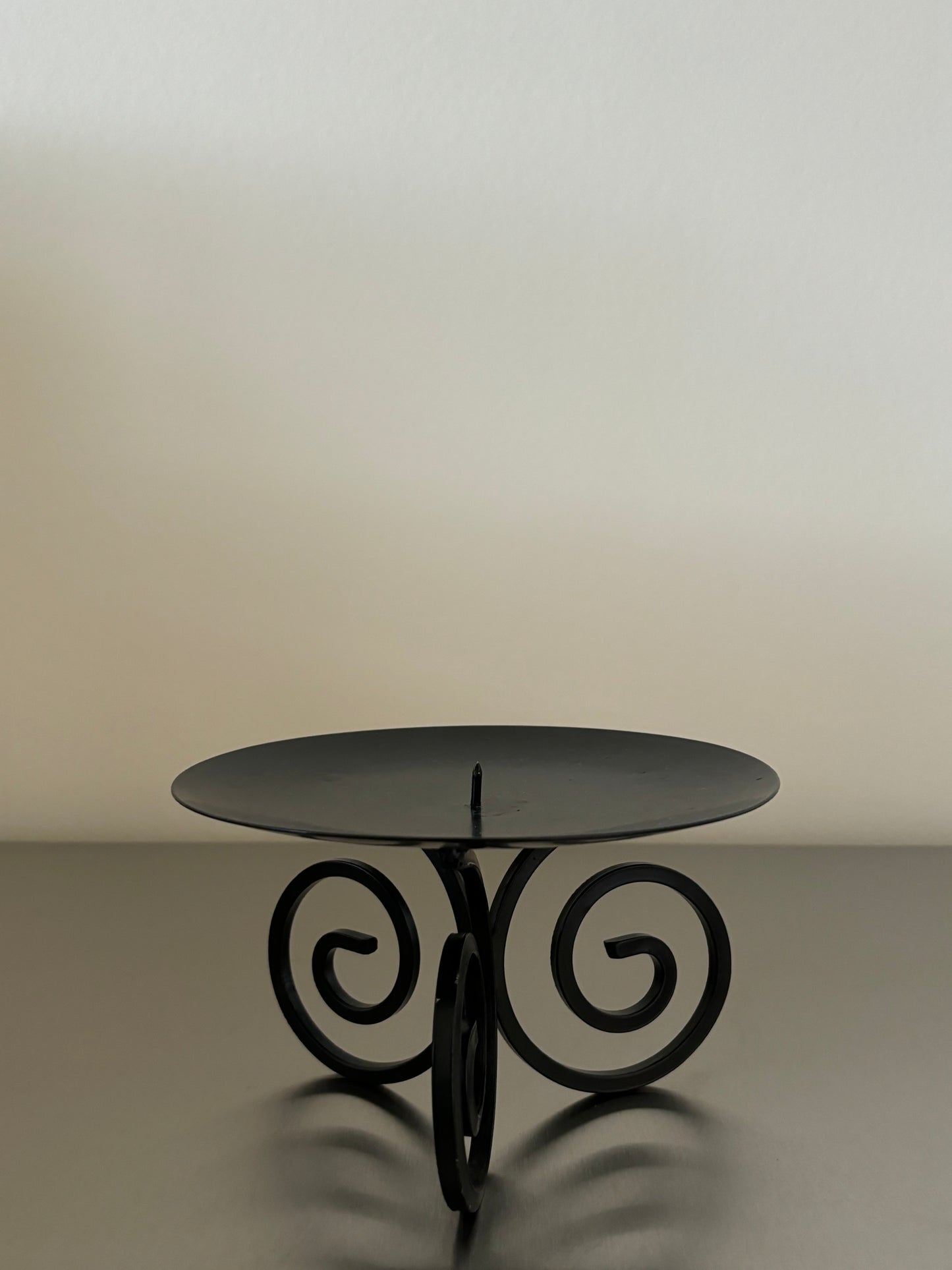 Swirl steel candle holder plateau