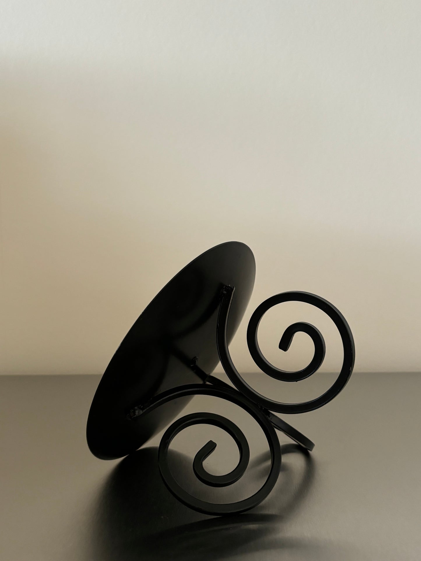 Swirl steel candle holder plateau