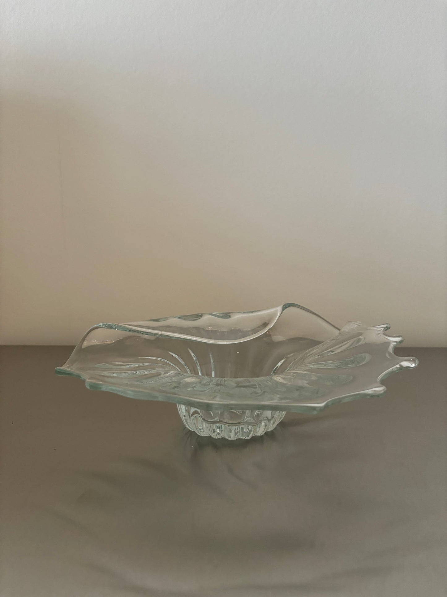 Glass shell shaped object / bowl