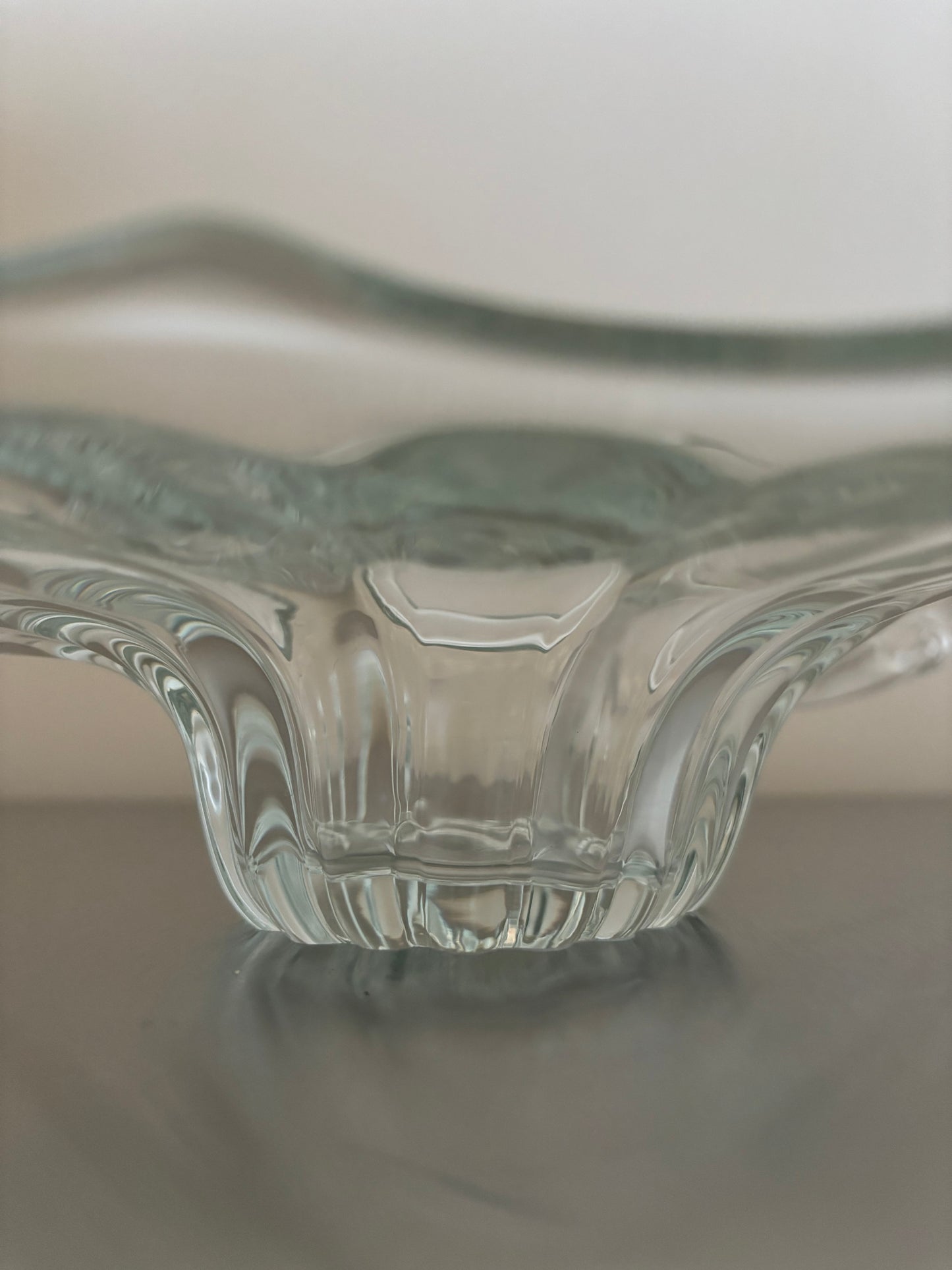 Glass shell shaped object / bowl