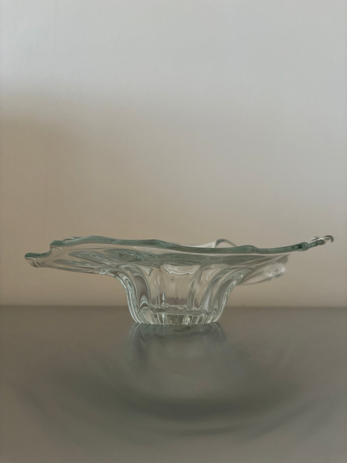 Glass shell shaped object / bowl