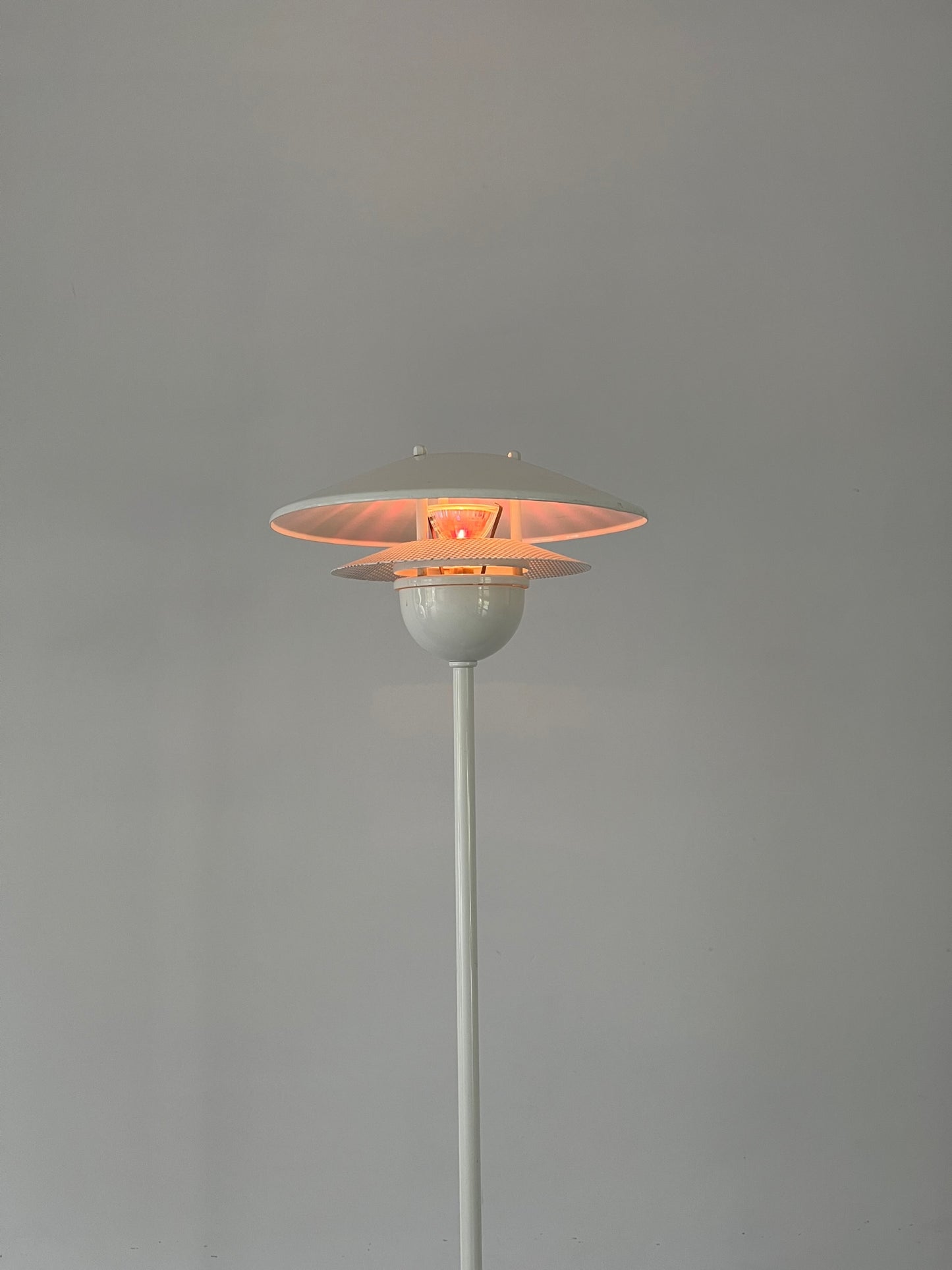 Solid white glossy floorlamp