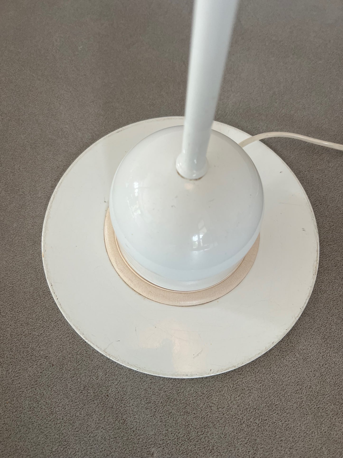 Solid white glossy floorlamp