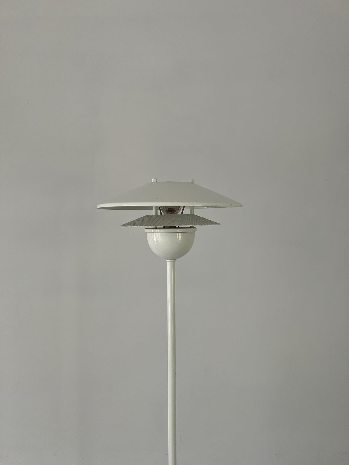 Solid white glossy floorlamp