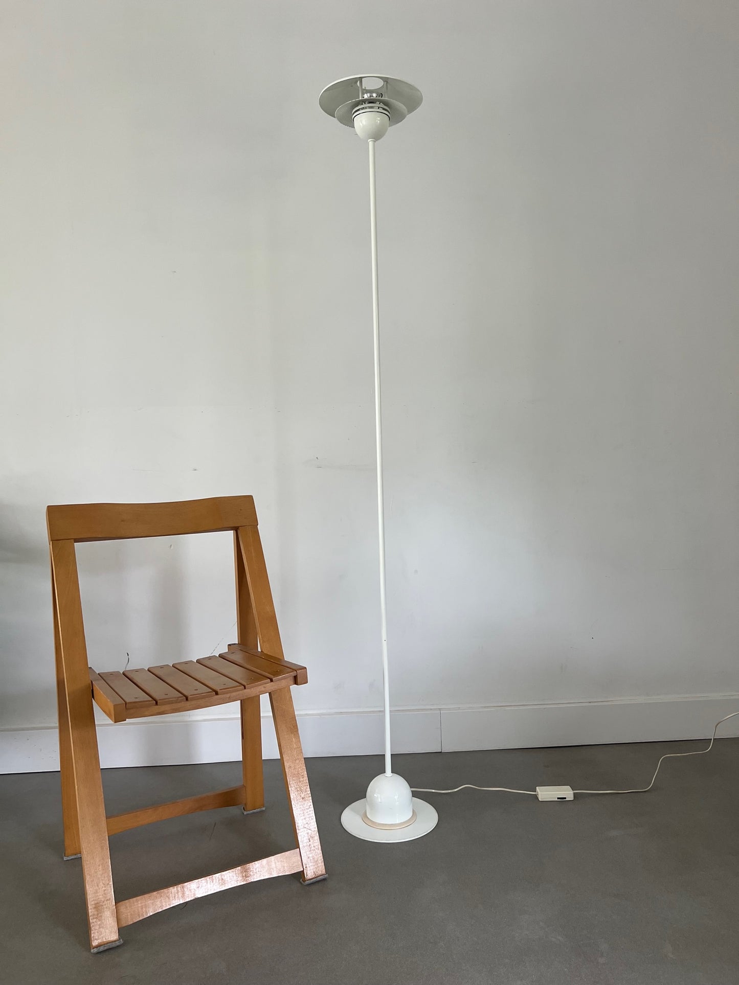 Solid white glossy floorlamp