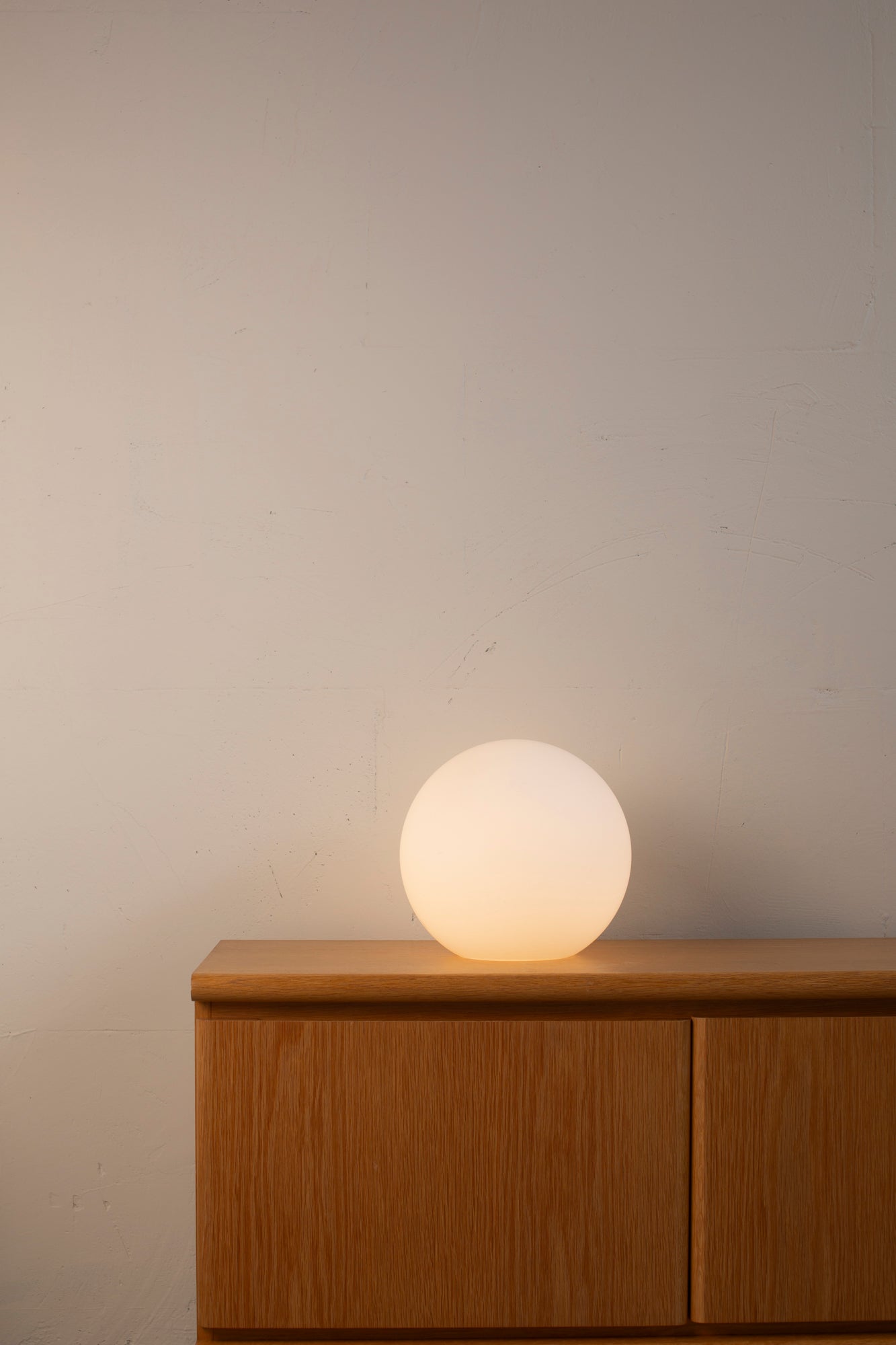 Ilu globe table lamp