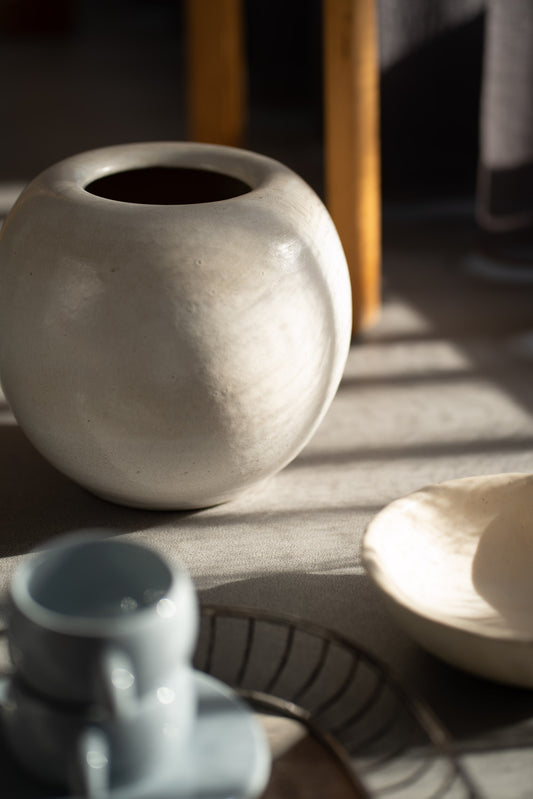 Gubbels Helden ceramic white vase