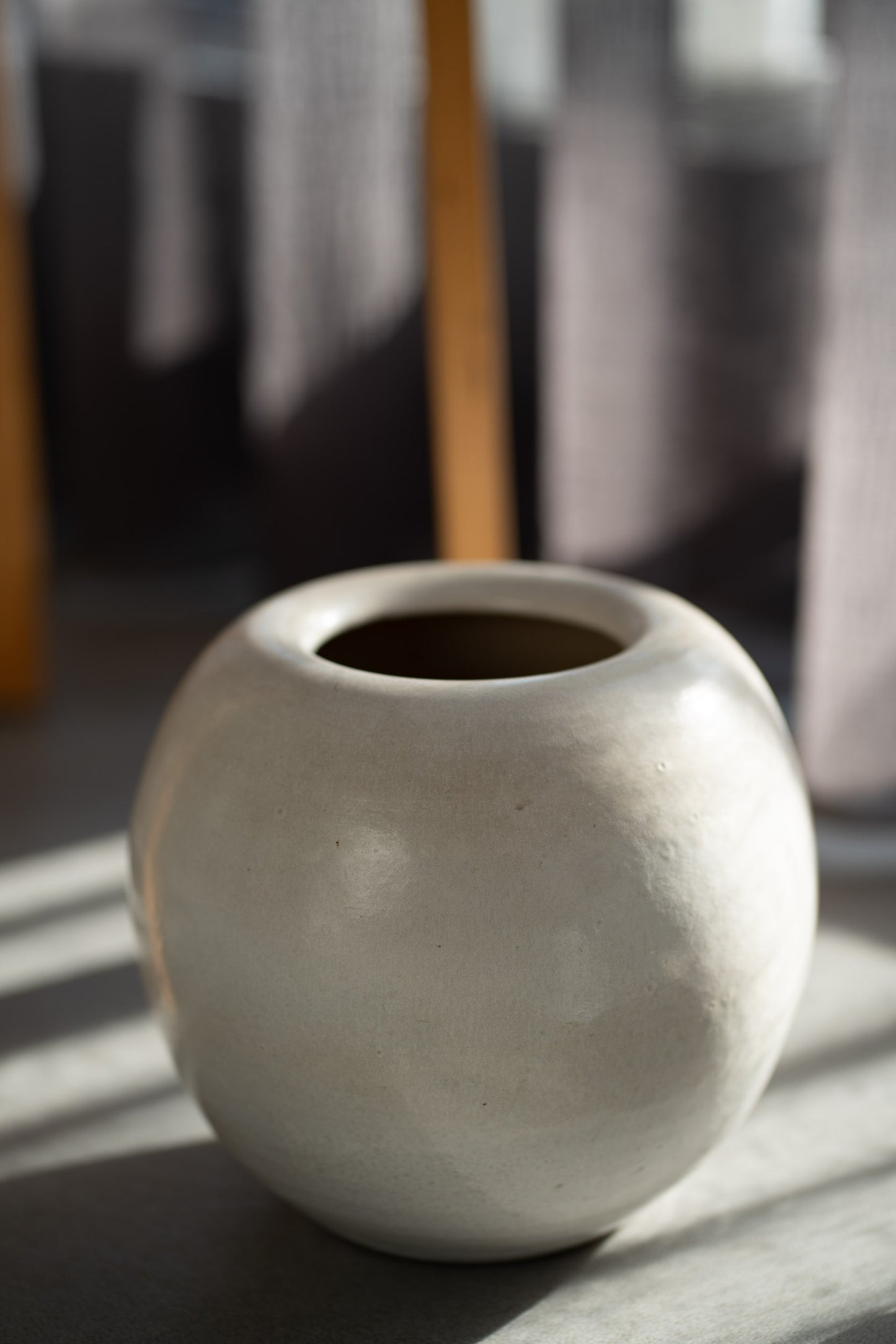 Gubbels Helden ceramic white vase