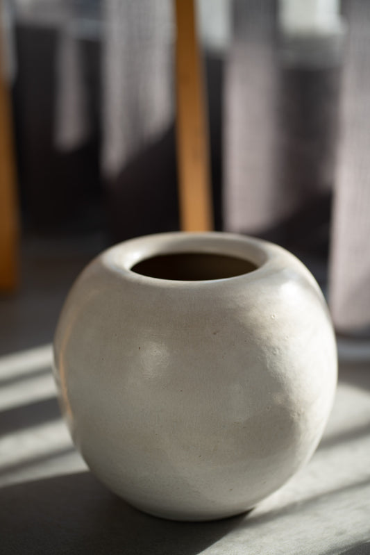 Gubbels Helden ceramic white vase