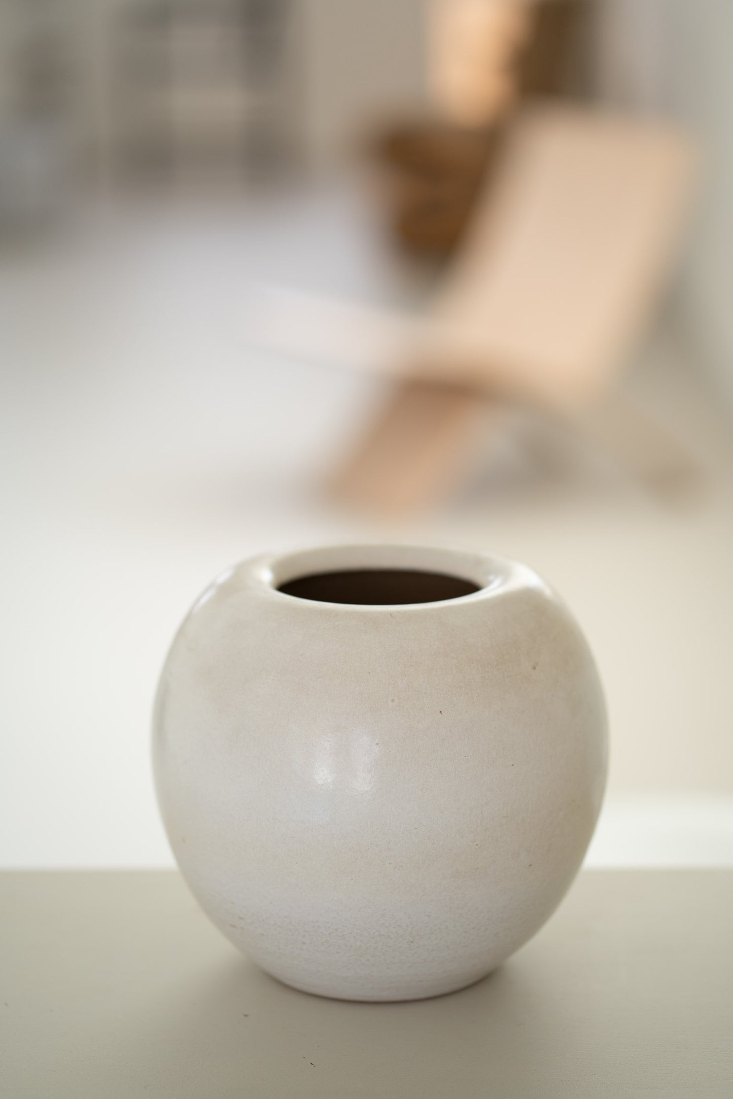 Gubbels Helden ceramic white vase