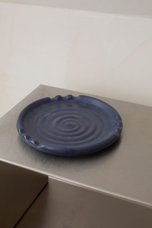Ceramic center piece with swirl effect blue