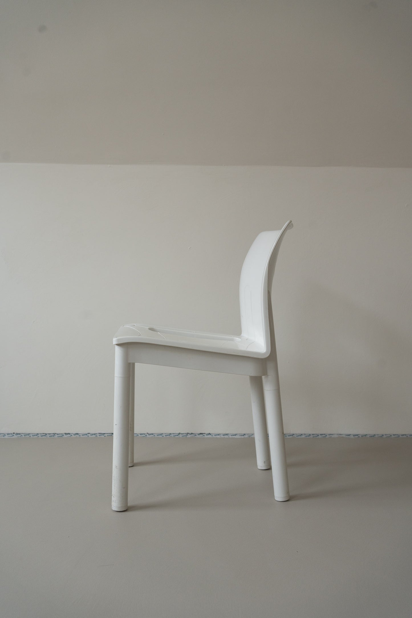 Kartell 4870 chair by Anna Castelli Ferrieri