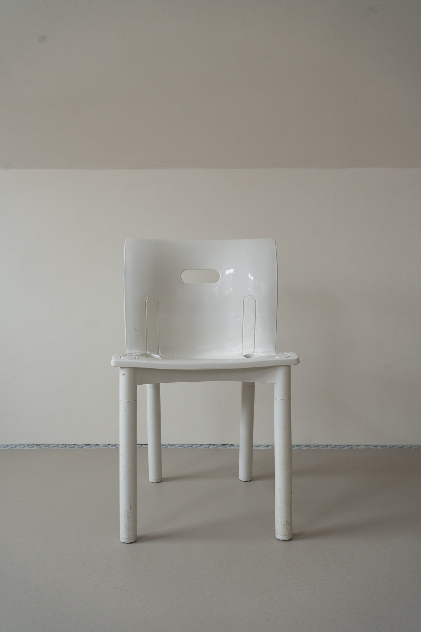 Kartell 4870 chair by Anna Castelli Ferrieri