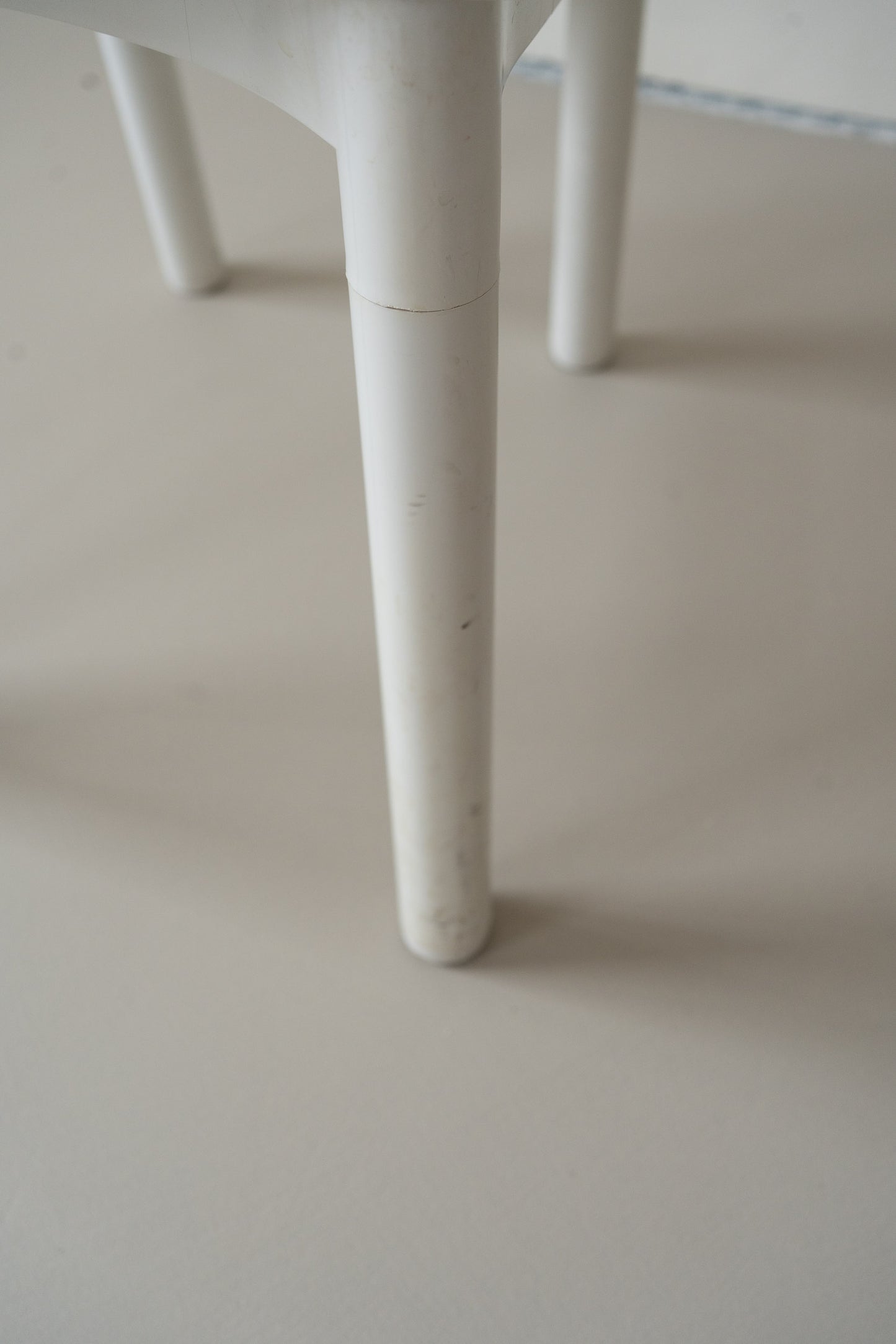 Kartell 4870 chair by Anna Castelli Ferrieri