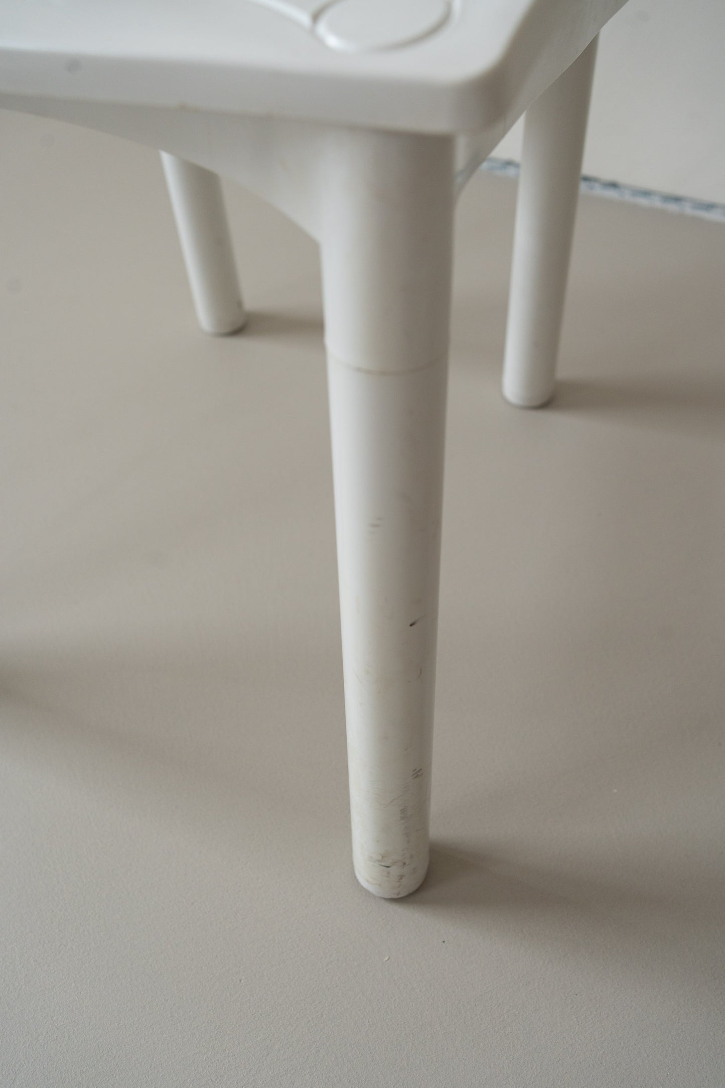 Kartell 4870 chair by Anna Castelli Ferrieri