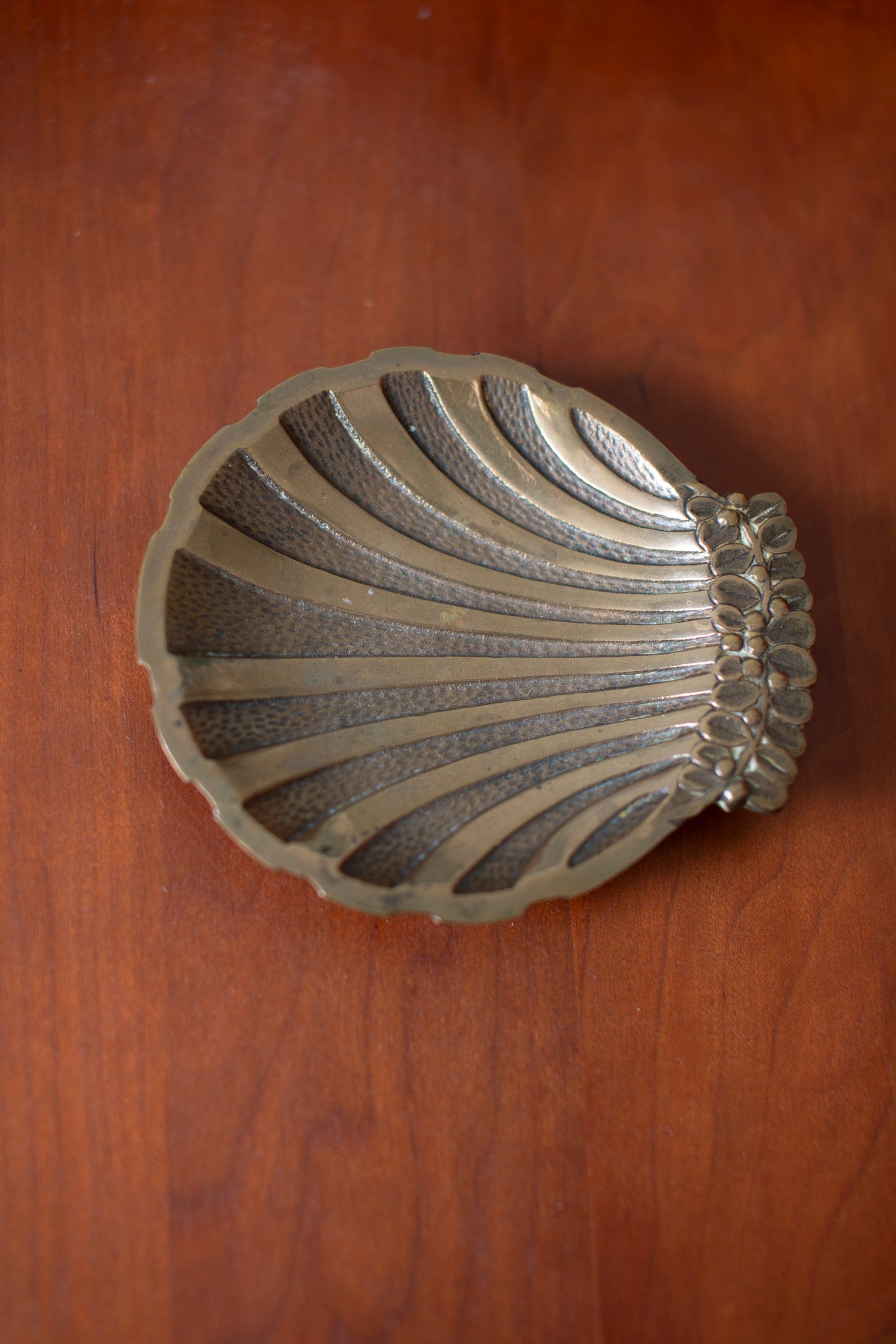 Brass scallop jewelly plate