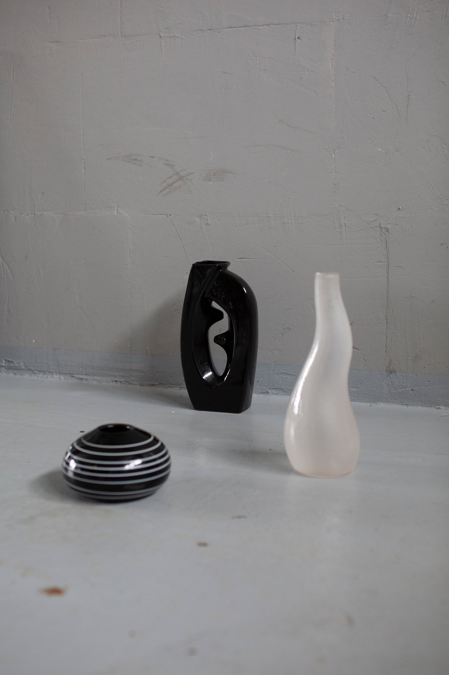 Black & white glass swirl vase